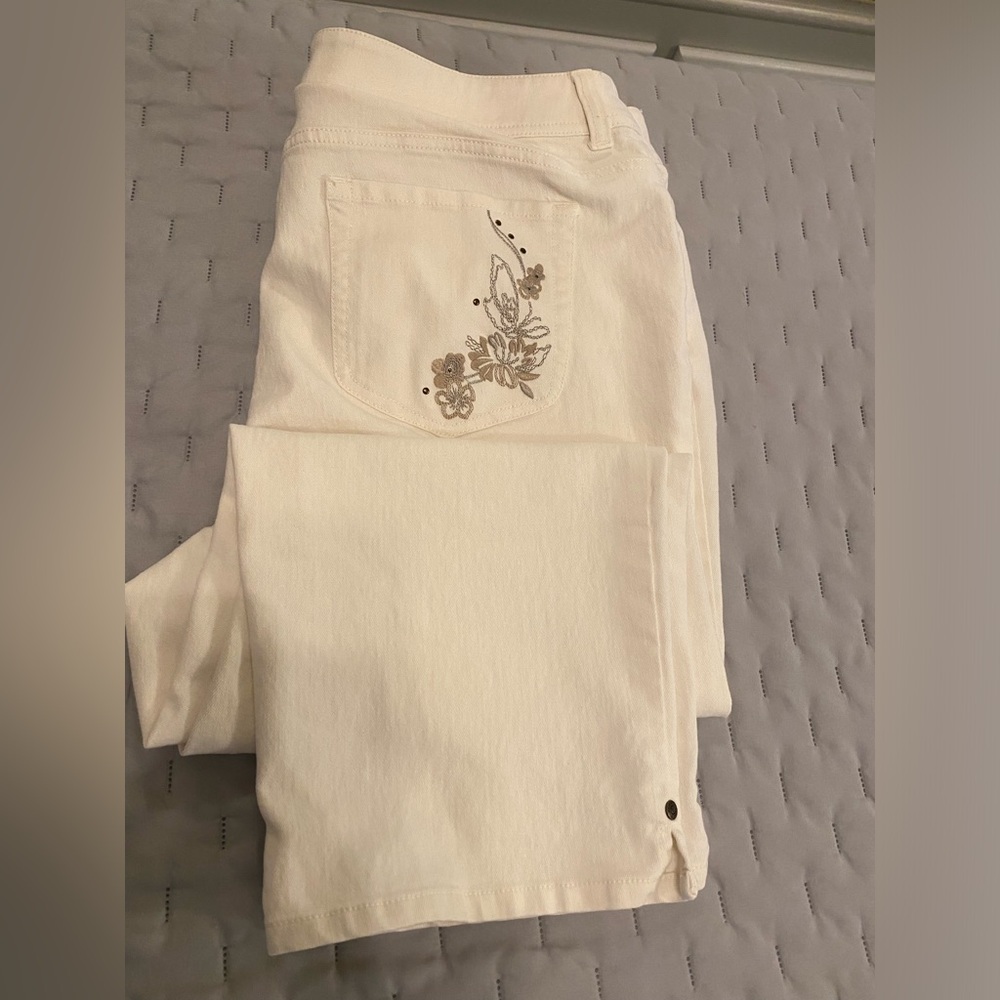 Chico’s Women's White Embroidered Capri Jeans - Picture 7 of 8